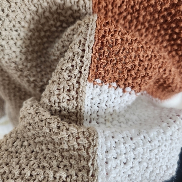 COLORBLOCK V-NECKKNIT SWEATER | STYLEOPTIONS Size Medium - Picture 12 of 13